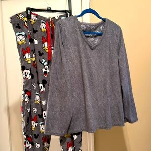 Disney pajamas soft fleece. Size XXL. Material very soft.